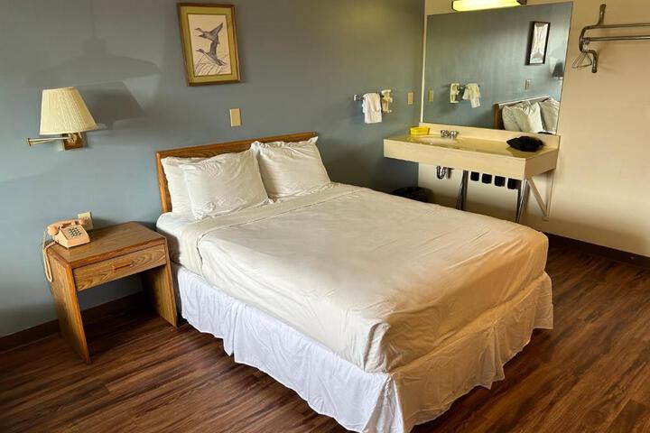 1 Queen Bed Mobility Accessible (33 of 35)