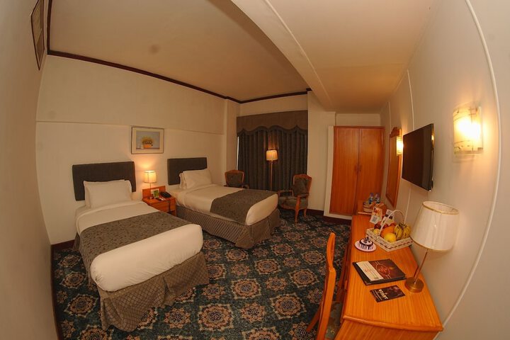 Room 10 of 32