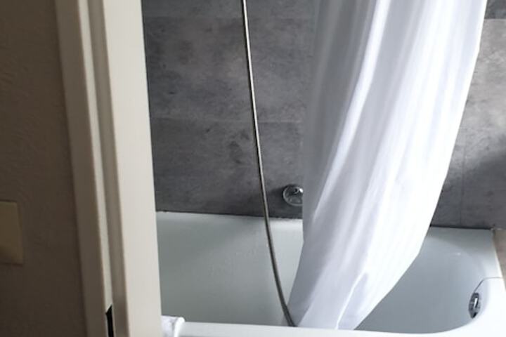 Deep soaking bathtub