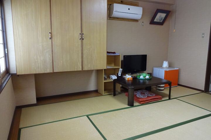 Room 4 of 66
