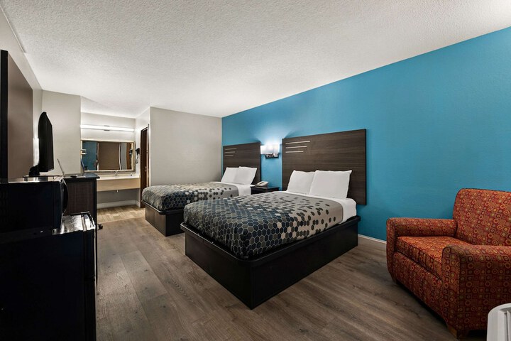2 Double Beds (6 of 8)