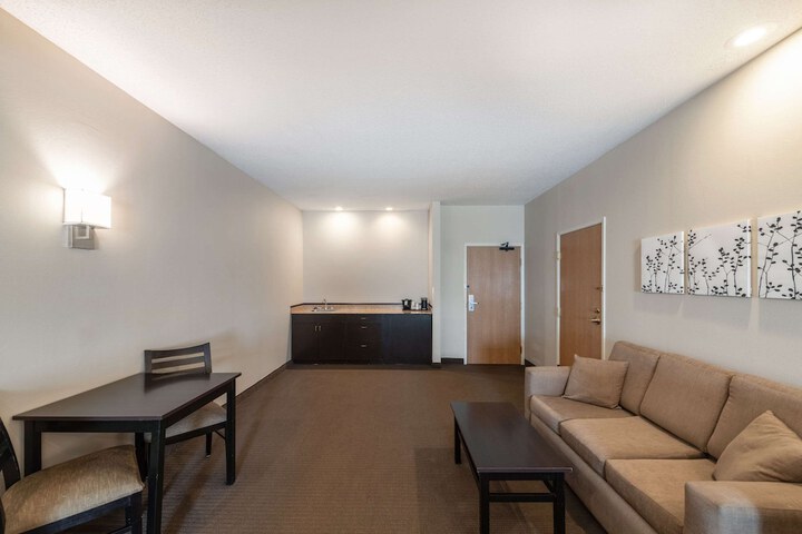 1 King Bed Suite Upgrade (2 of 14)