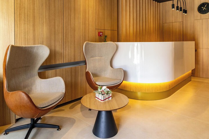 Lounge 76 of 80