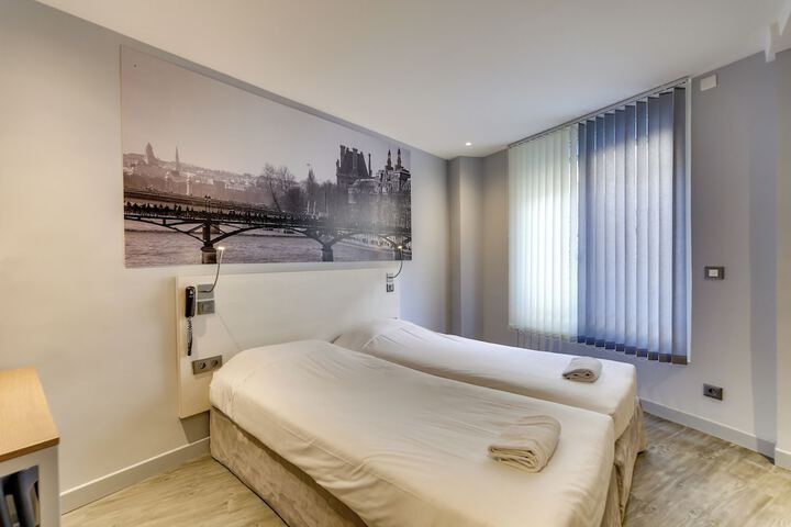Room 10 of 25