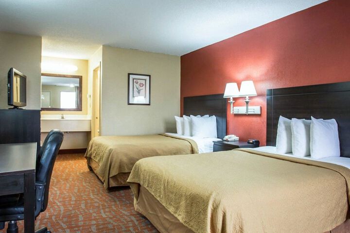 1 Queen Bed (6 of 6)