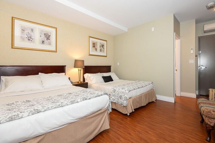 Room 10 of 28