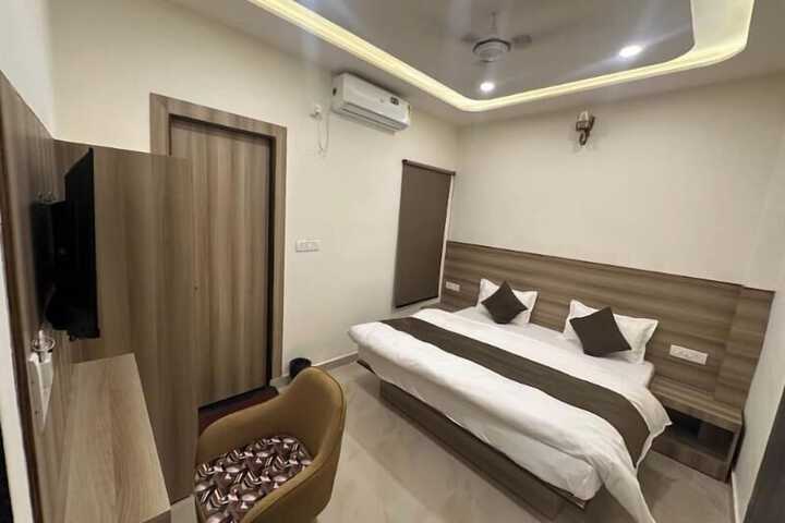 Room 8 of 34