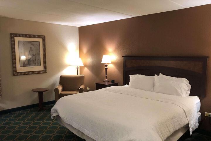 1 King Bed Deluxe Room (10 of 18)