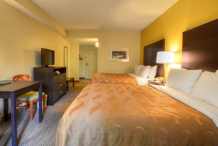 1 Queen Bed Accessible (8 of 13)