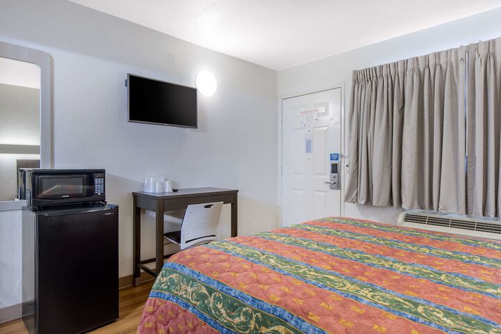 Queen Bed Accessible (14 of 14)