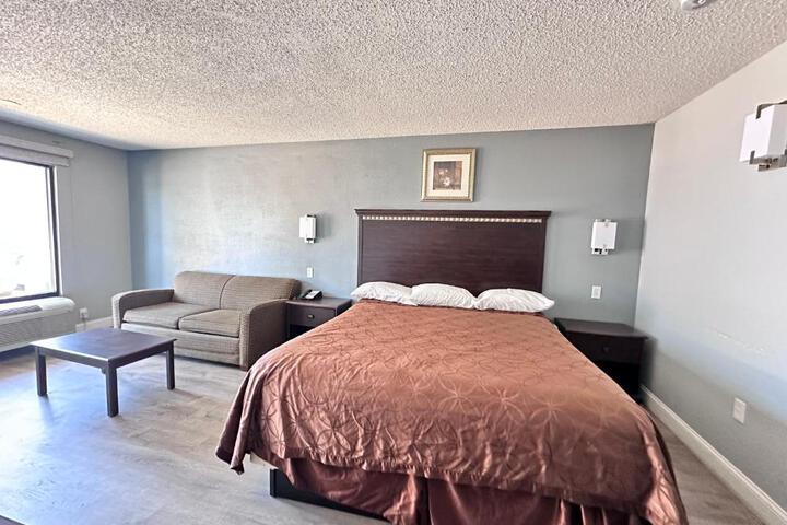 1 King Bed (3 of 7)