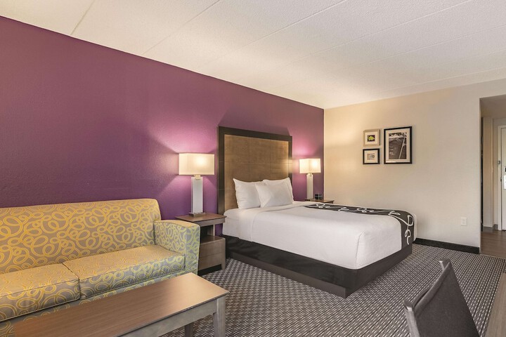 1 Queen Bed Deluxe (14 of 18)
