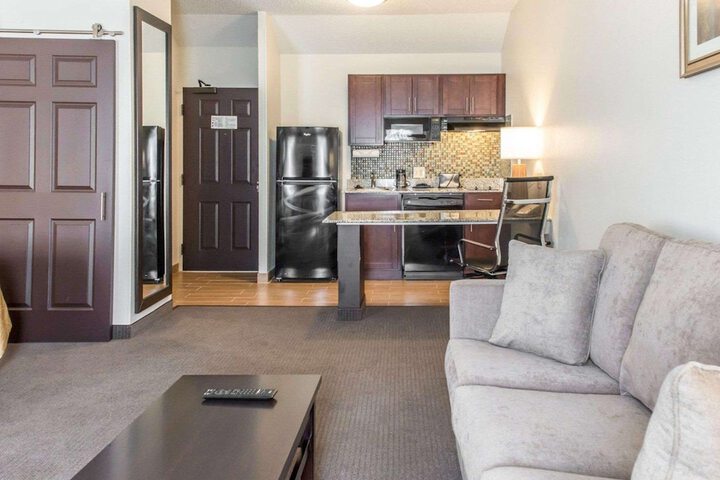 1 Queen Bed Suite (8 of 21)