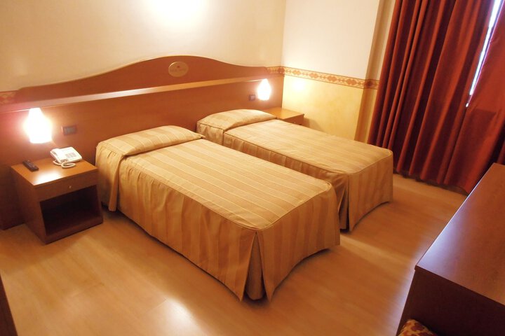 Room 2 of 27