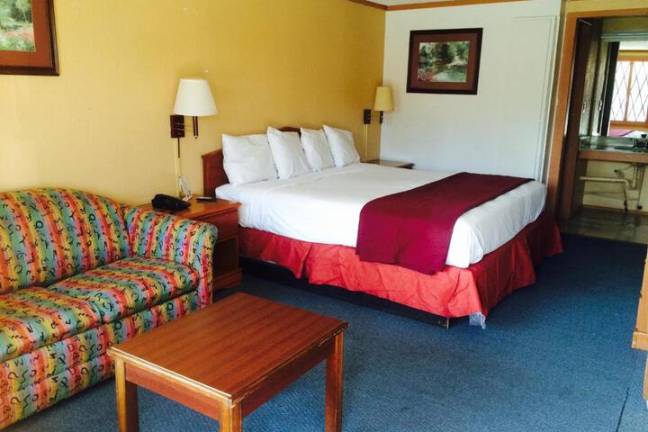 1 King Bed (3 of 9)