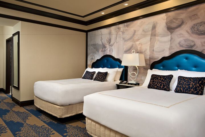 Deluxe 2 Queen Beds Bathtub Accessible (3 of 7)