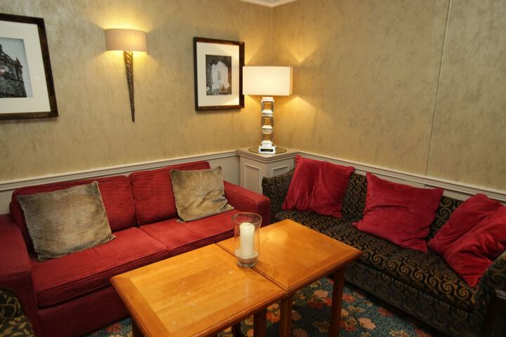 Lounge 96 of 105