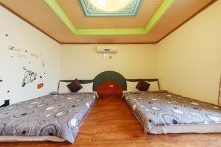 Room 33 of 40