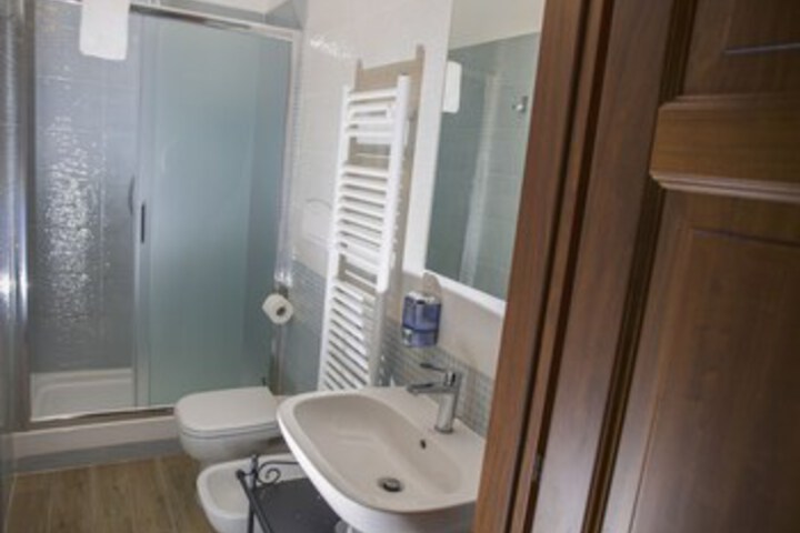 Room 3 of 37