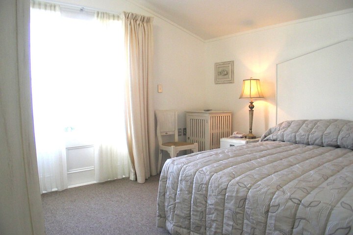 Room 2 of 8