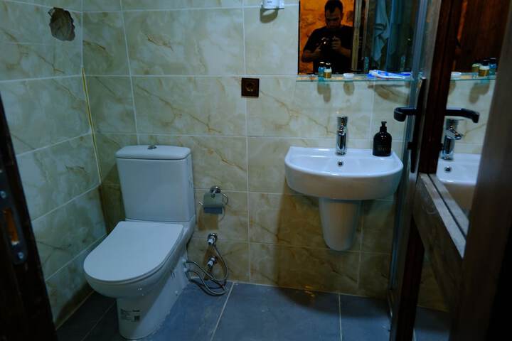 Room 32 of 46