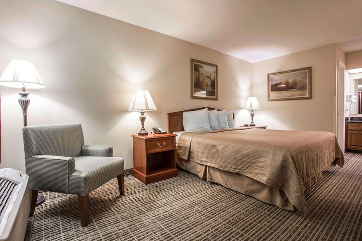 1 King Bed (4 of 6)