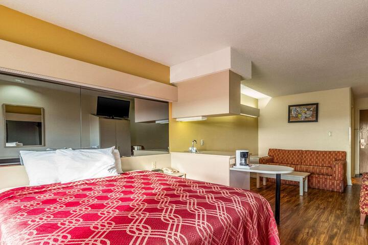 1 Queen Bed (5 of 16)