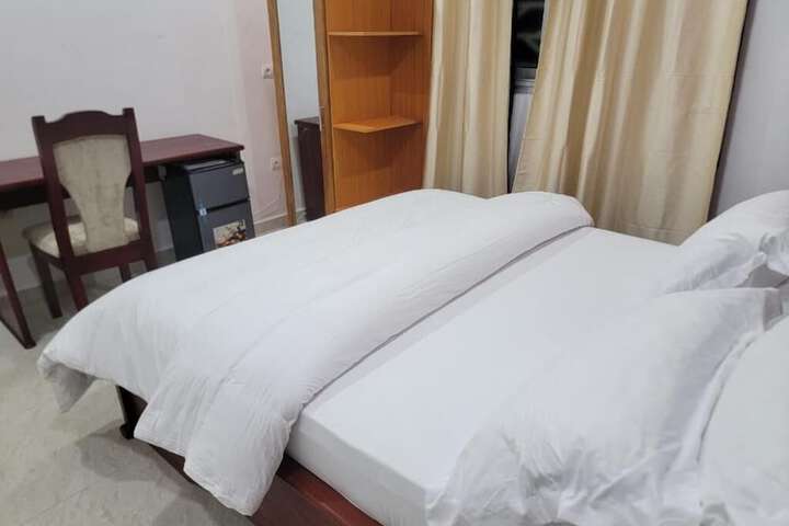 Room 5 of 12