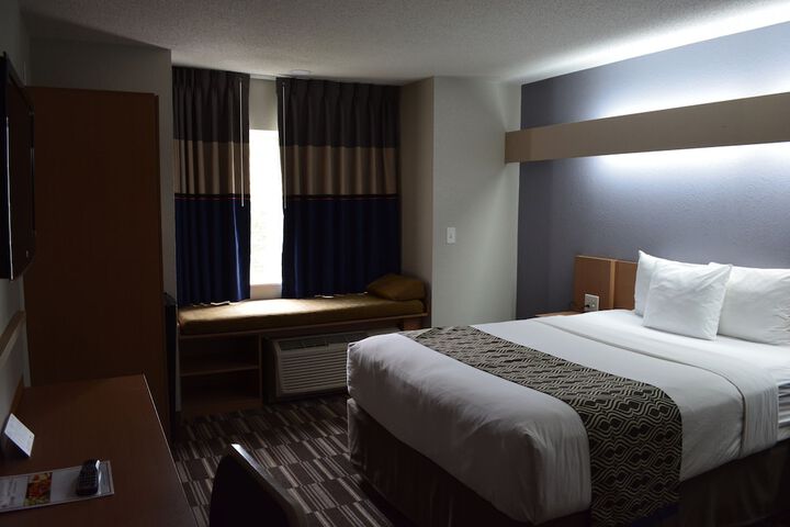1 Queen Bed (3 of 27)