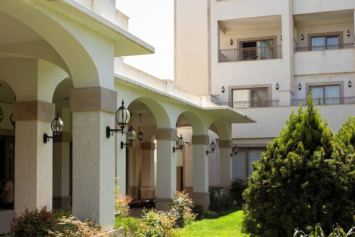 Hotel Exterior 128 of 140