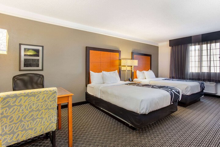 2 Double Beds (7 of 8)