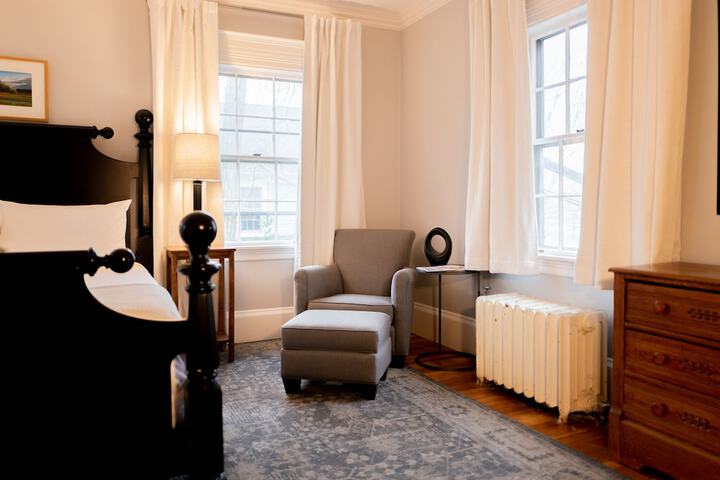 Deluxe Queen Bed (18 of 21)