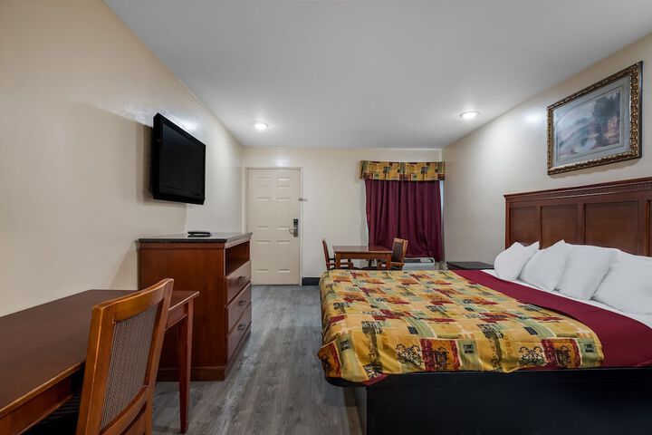 1 King Bed (4 of 11)