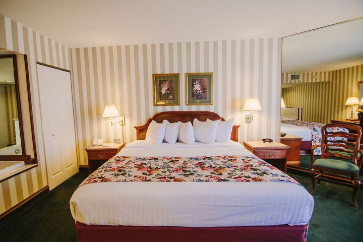 2 Queen Beds (9 of 12)
