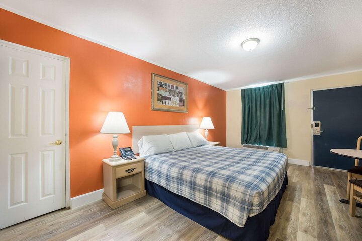 1 King Bed (11 of 11)