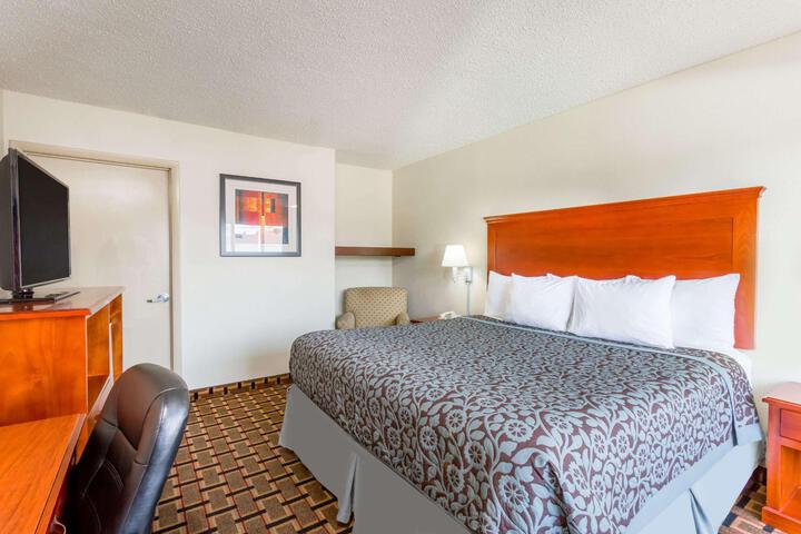 1 King Bed (3 of 7)