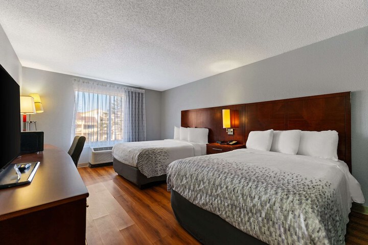 2 Double Beds (8 of 10)