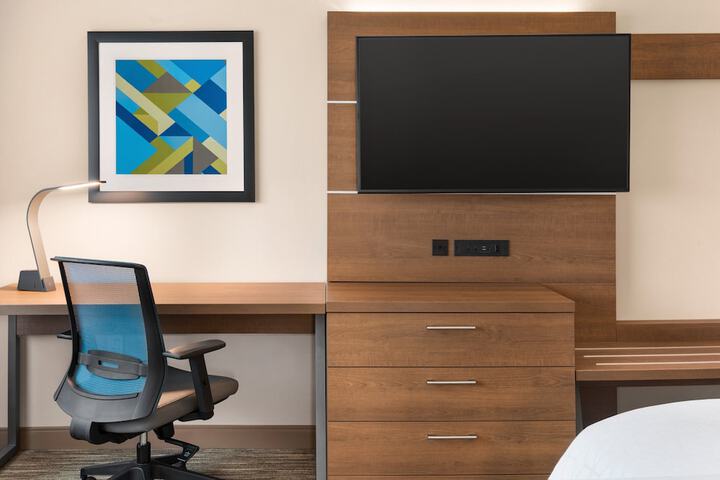 1 King Bed Standard Comm Accessible (2 of 13)