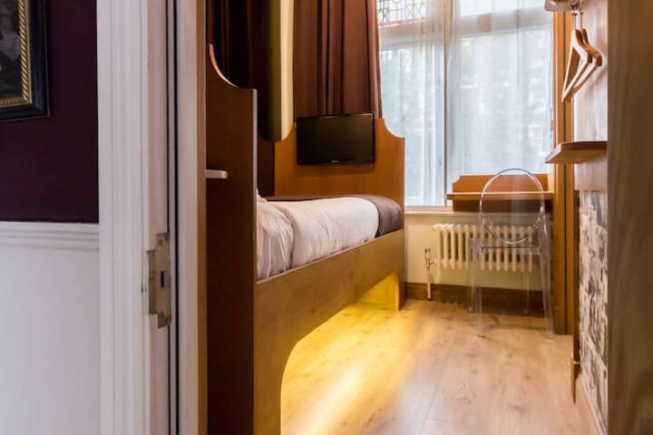 Room 42 of 128
