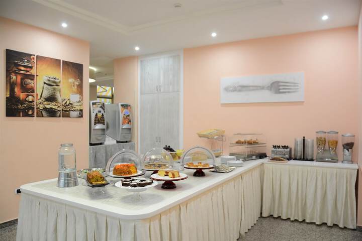 Breakfast/Coffee Service 25 of 43