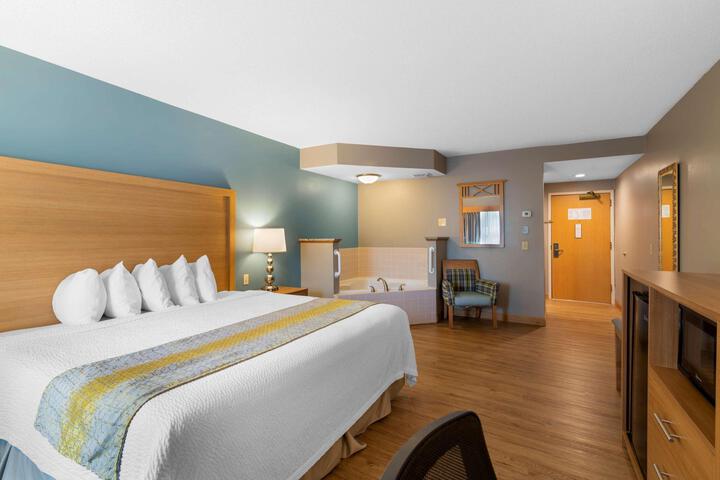 1 King Bed Business Plus Room, Microwave, Refrigerator Full Breakfast (17 of 36)