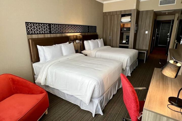 Room 6 of 77