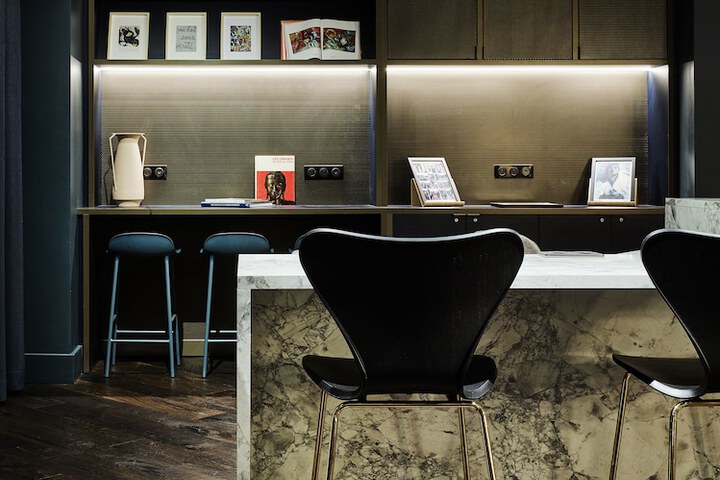Lobby lounge