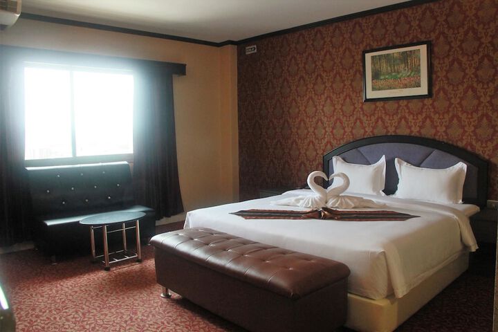 Room 10 of 16