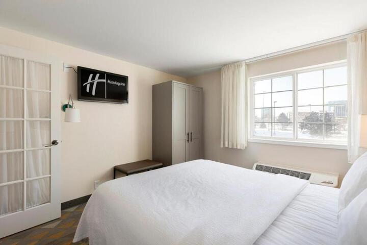 1 King Bed (3 of 17)