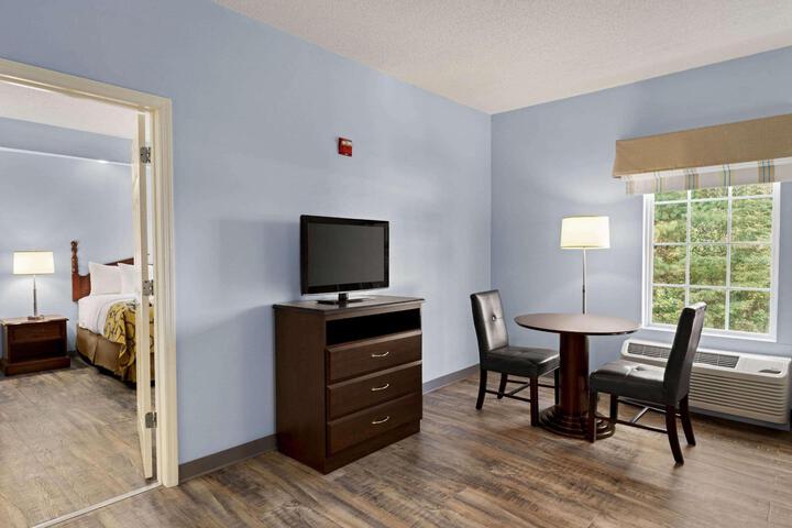 1 King Bed (6 of 9)