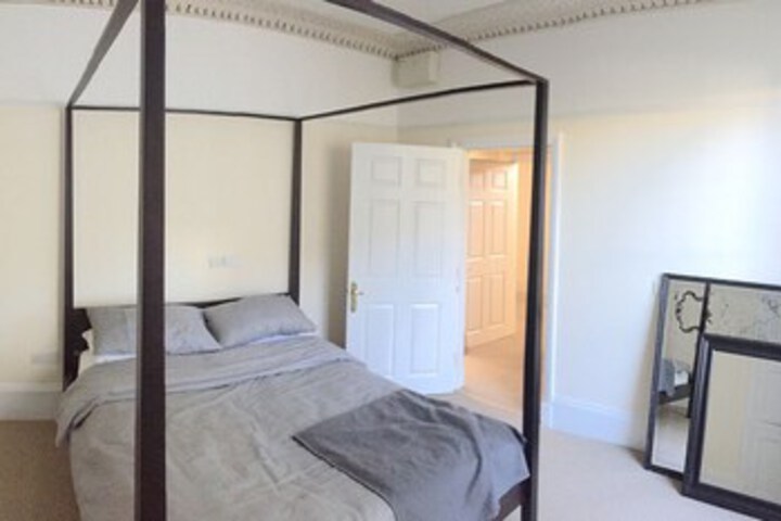 Room 8 of 11