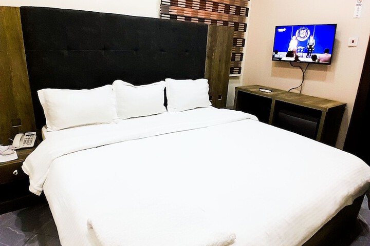 Room 7 of 16