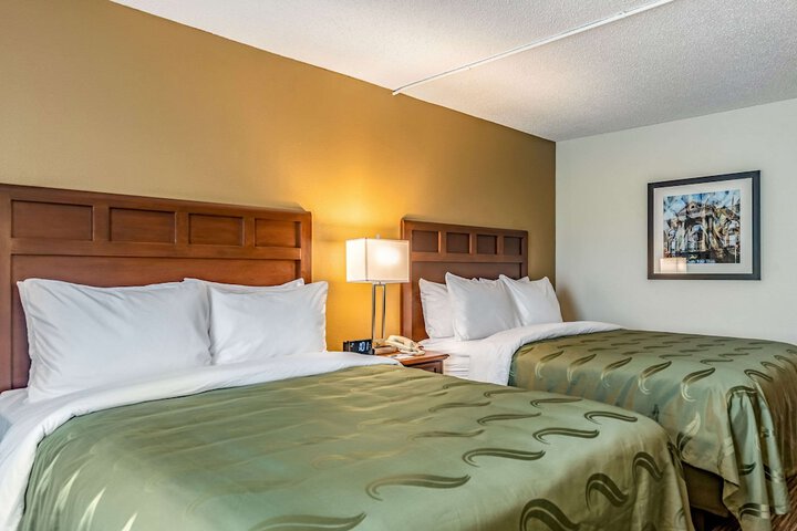 2 Queen Beds (1 of 10)