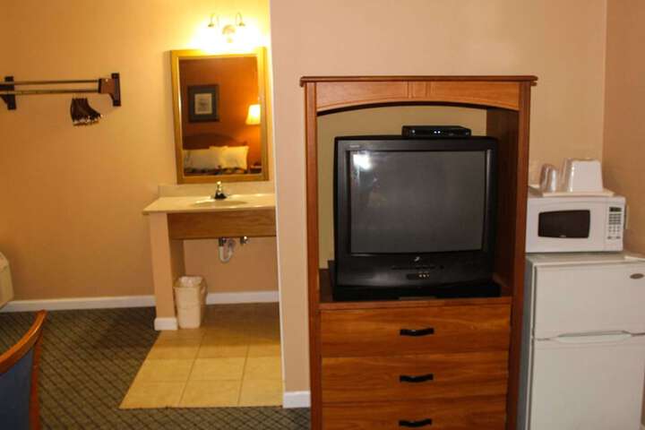 1 King Bed | (2 of 9)
